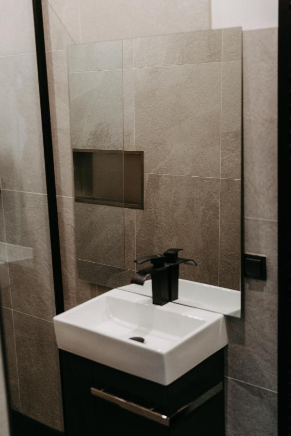 Modernes, Stilvolles Eingerichtetes Loft Apartment Wina Bagian luar foto