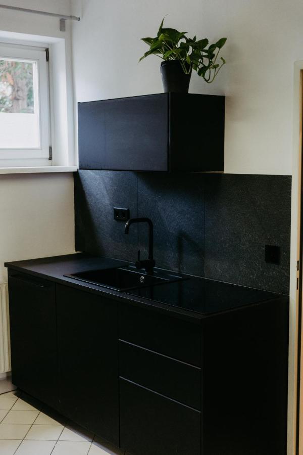 Modernes, Stilvolles Eingerichtetes Loft Apartment Wina Bagian luar foto